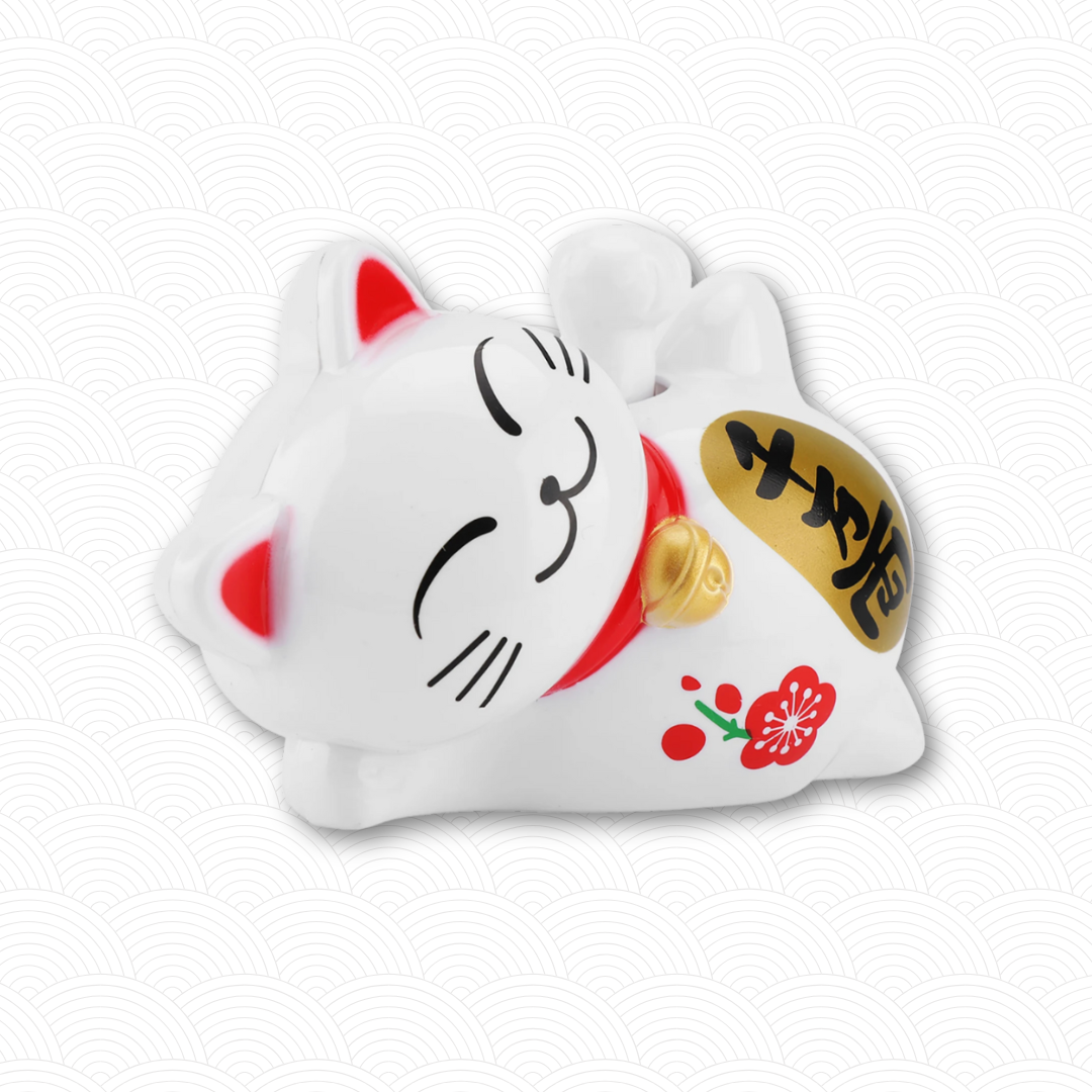 Maneki Neko solaire allongé