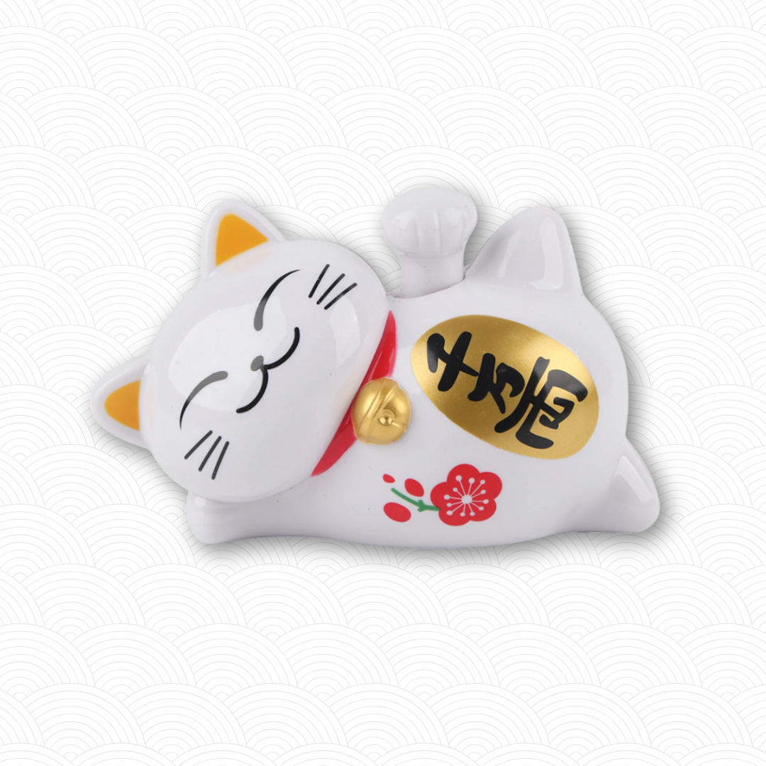Maneki Neko solaire allongé