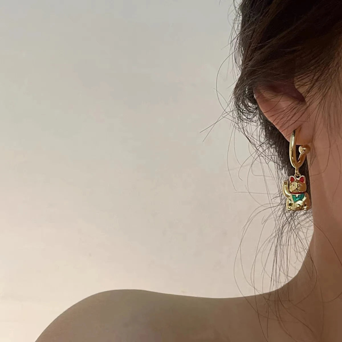 Boucle d'oreille Maneki Neko doré