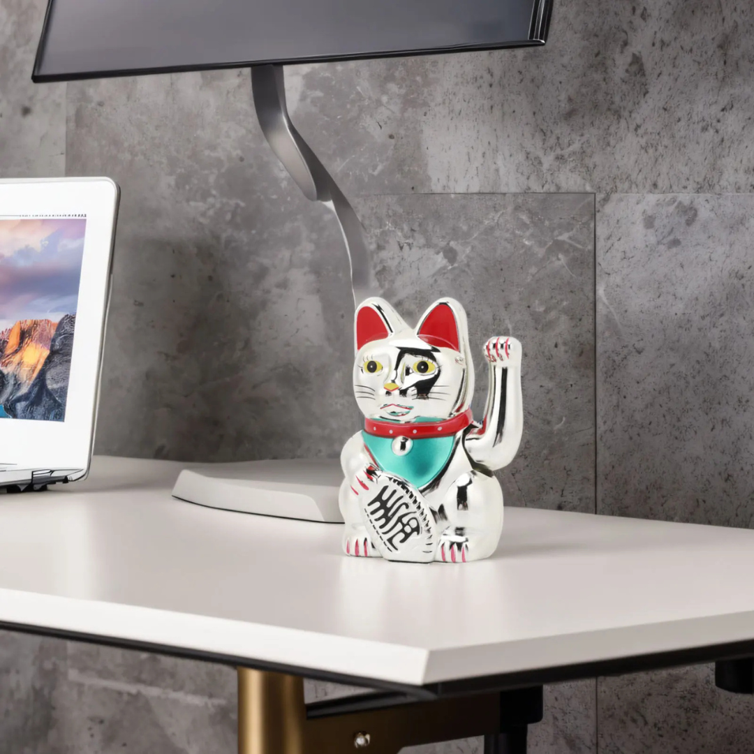 Maneki Neko classique argenté à piles